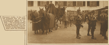 870549 Afbeelding van het vertrek van de begrafenisstoet van oud-KNIL-militair R. van Dale, bij het Militair Hospitaal ...